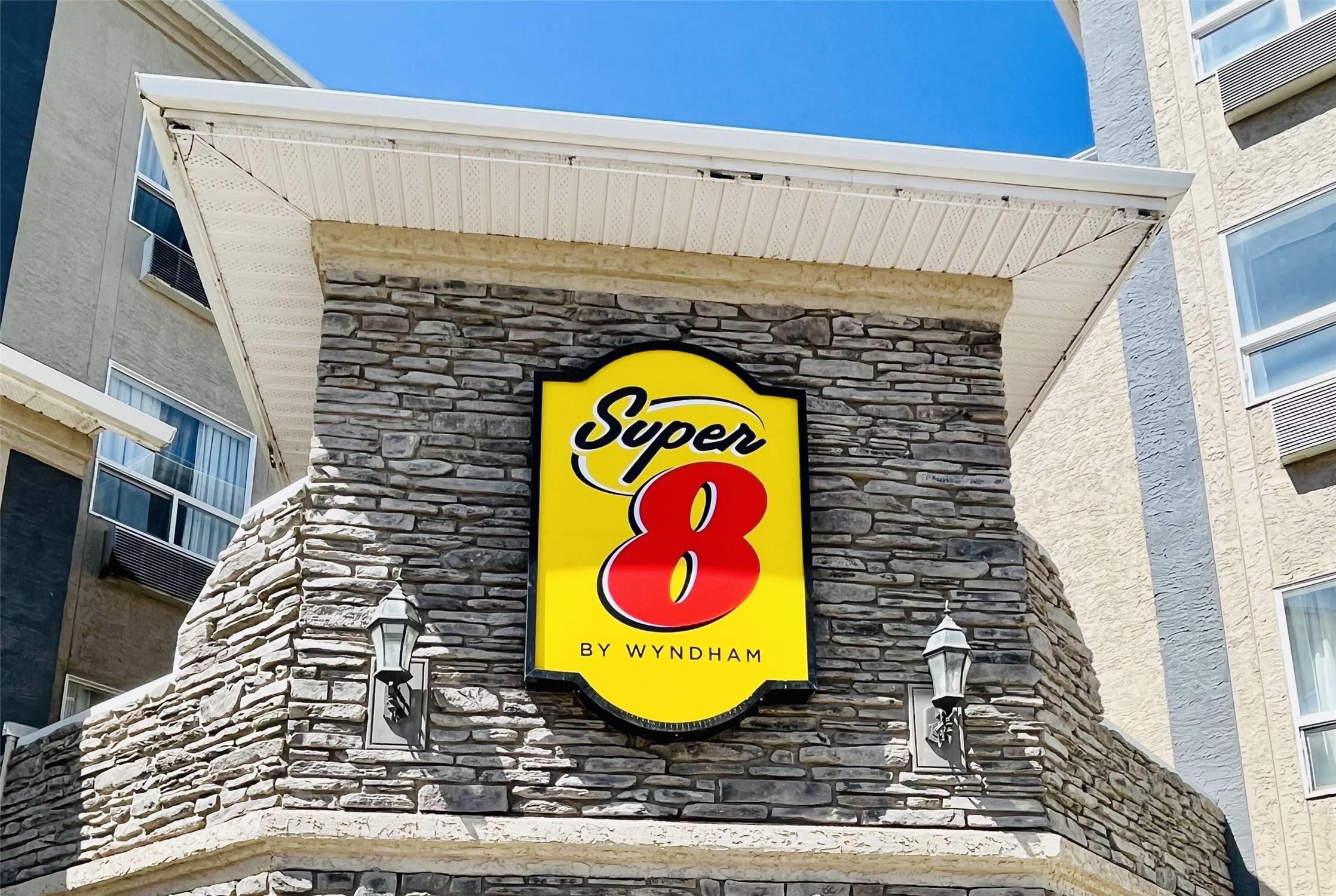 Super 8 By Wyndham Grande Prairie 1/35