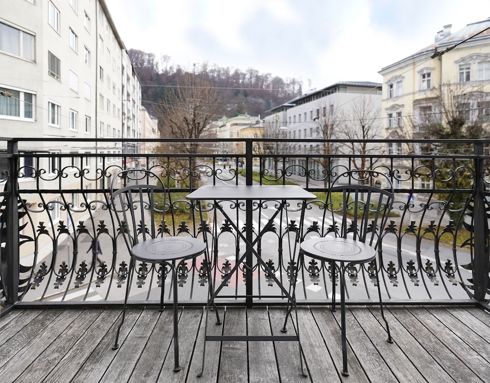 HOTEL MOZART 51/70