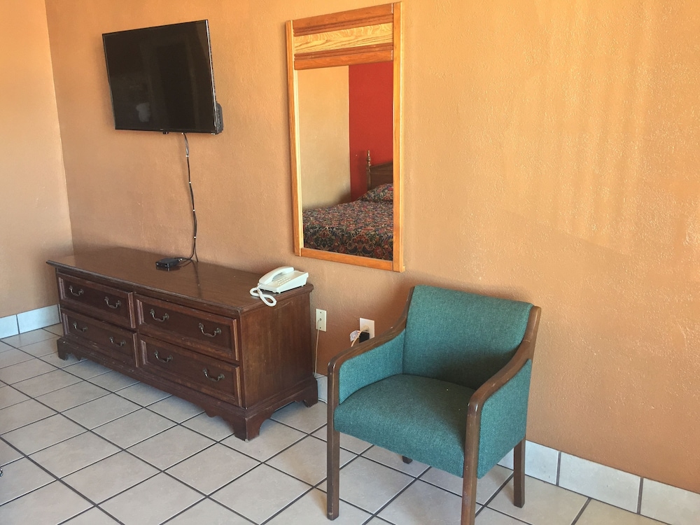 Budget Inn 5/43