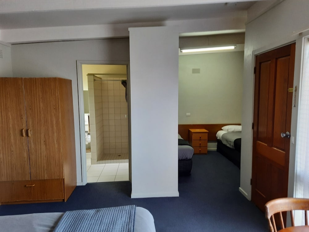 THE ABBOTSWOOD MOTOR INN 17/36