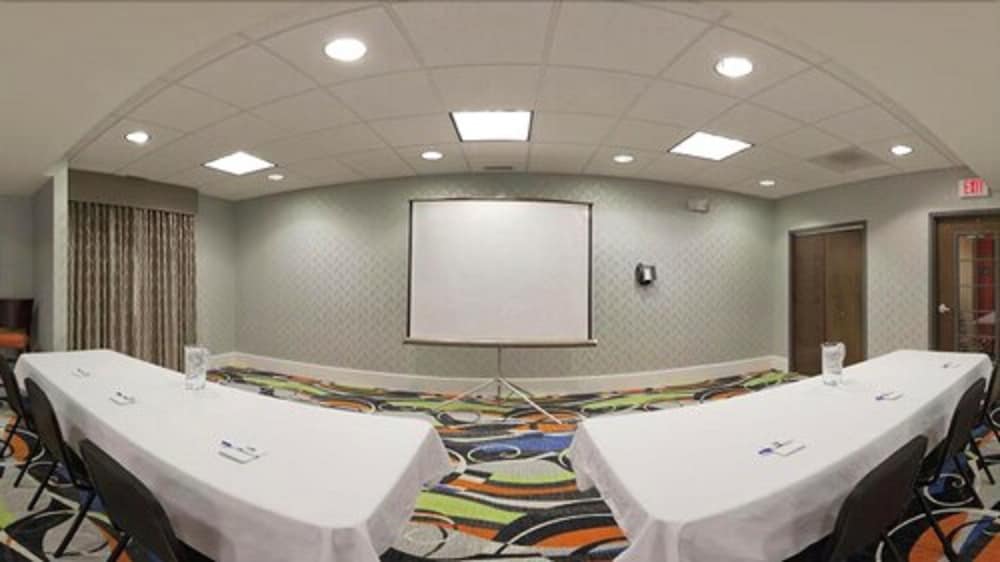 Holiday Inn Express Hotel And Suites Festus South St Louis 56/63