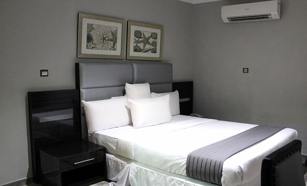 Ellyxville Hotels 6/39