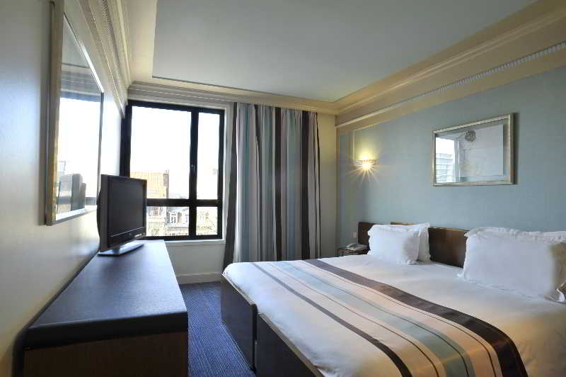 PRIVILEGE, TWIN BEDS