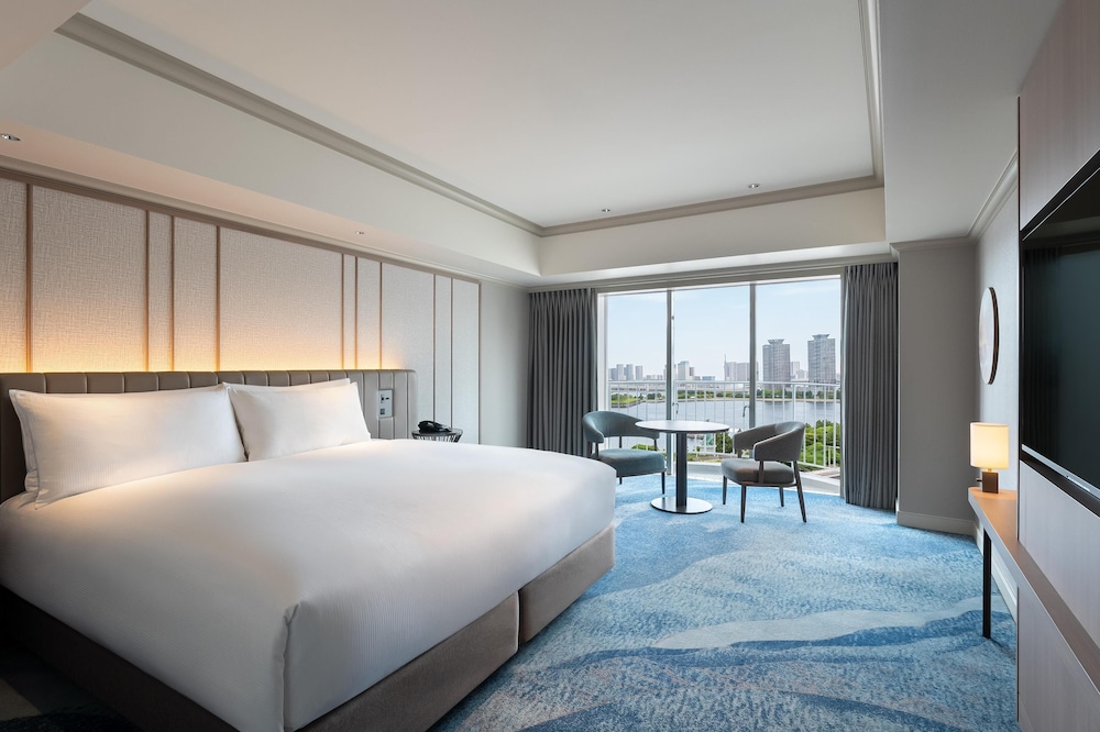 RENOVATED, RAINBOW, DELUXE, KING BED, BRIDGE VIEW