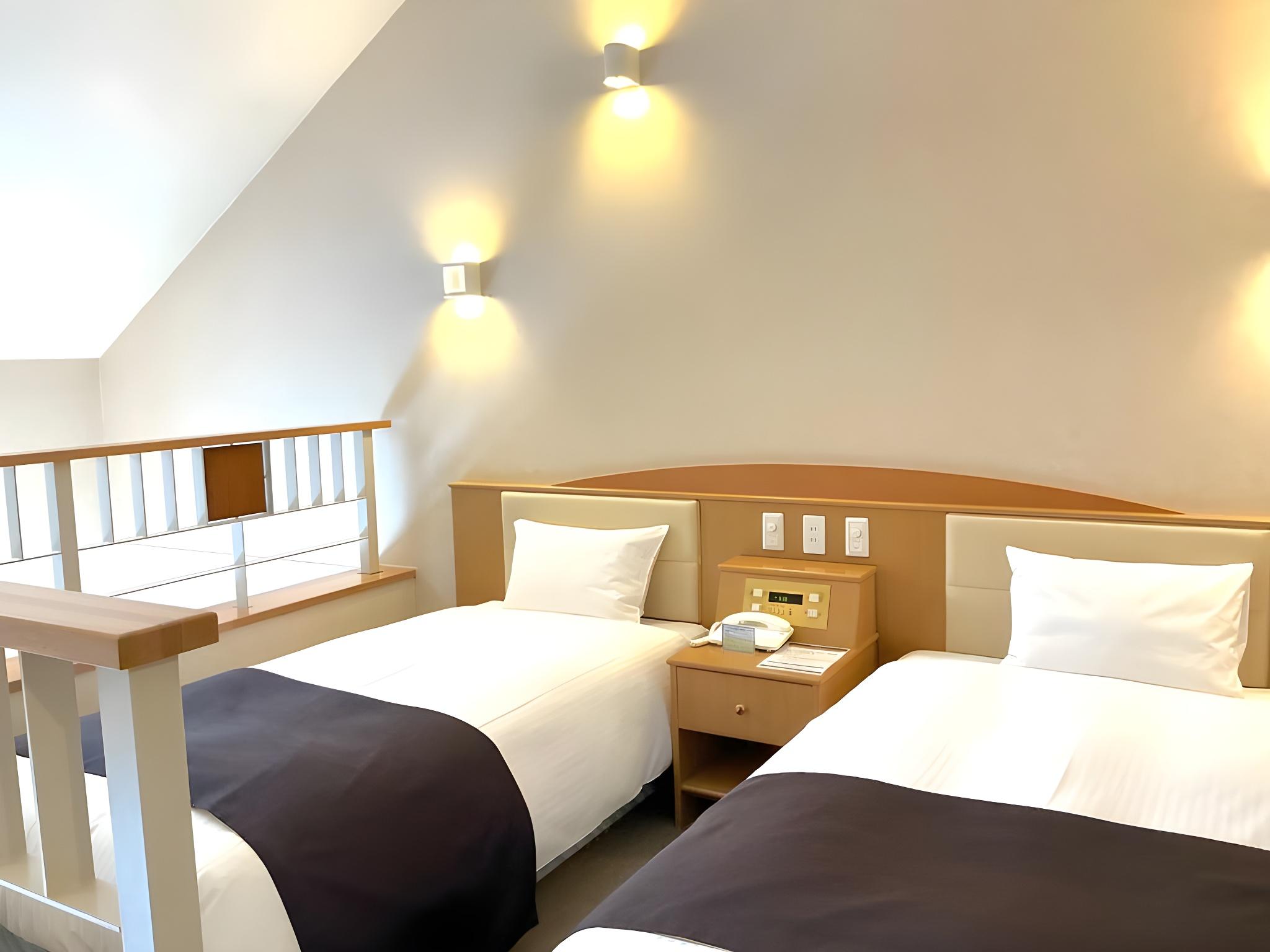 Maisonette, Twin Beds