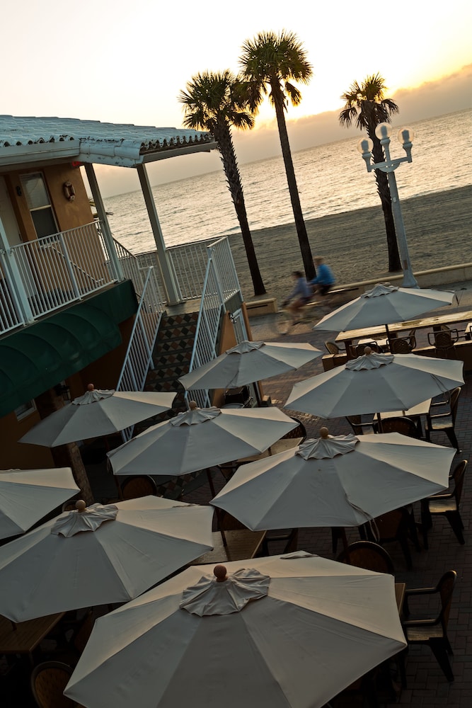 Riptide Oceanfront Hotel 43/72