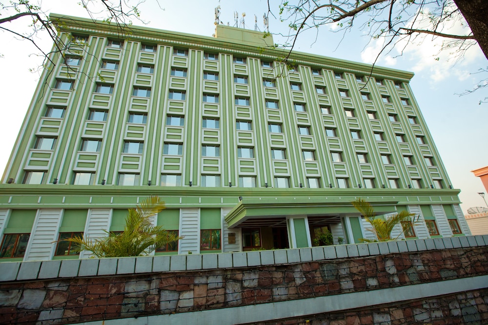Tara Comfort Hotel Ramoji Film City 1/33