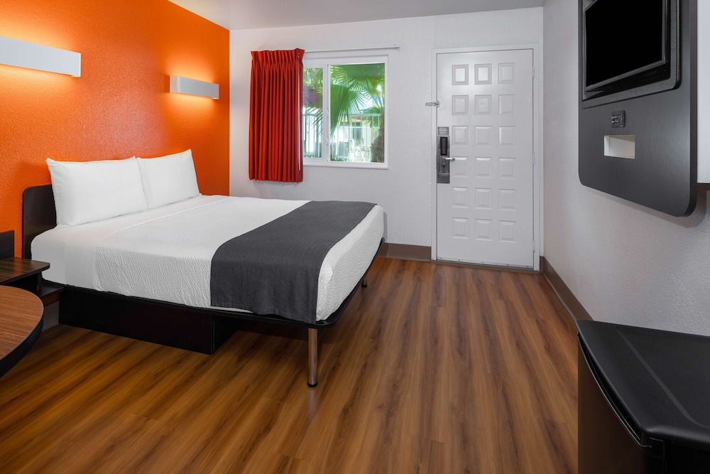 Motel6 Carpinteria CA Santa Barbara South 27/62