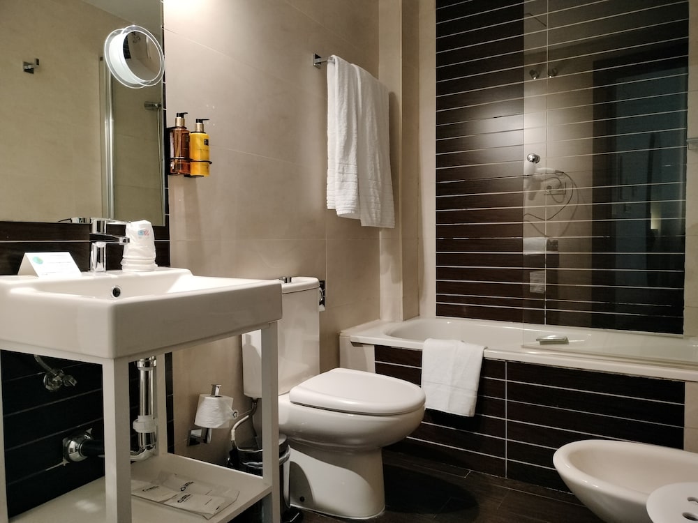 غرفة عائلية رباعية بسرير كينج وسرير فردي بشرفة مع أريكة، Casual Ilbira Granada 9/10