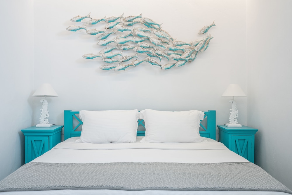 3 BEDROOMS, TURQUOISE, VILLA, SEA AND SUNSET VIEW, PRIVATE POOL, HOT TUB