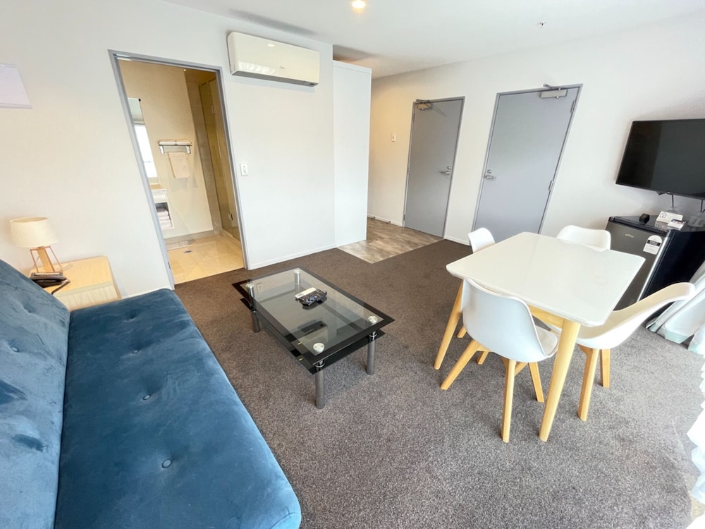2 On Whiteleigh Motel 42/59