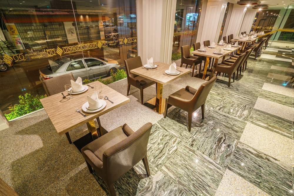 New Season Square Hotel 35/39