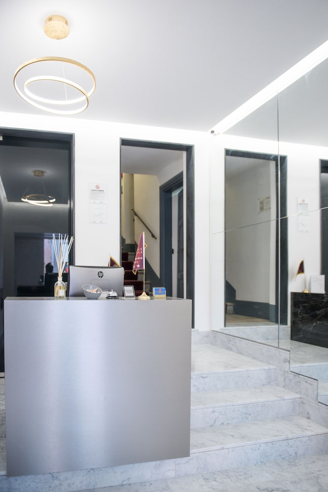 Boutique Centrale Palace 13/81