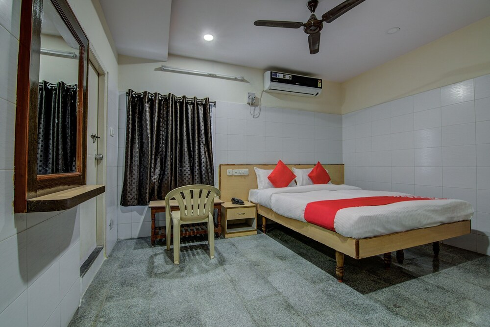 OYO 14669 Mayur's Residency 17/25