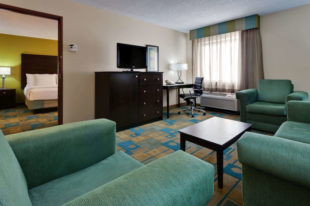 La Quinta Inn And Suites By Wyndham Plattsburgh 28/38