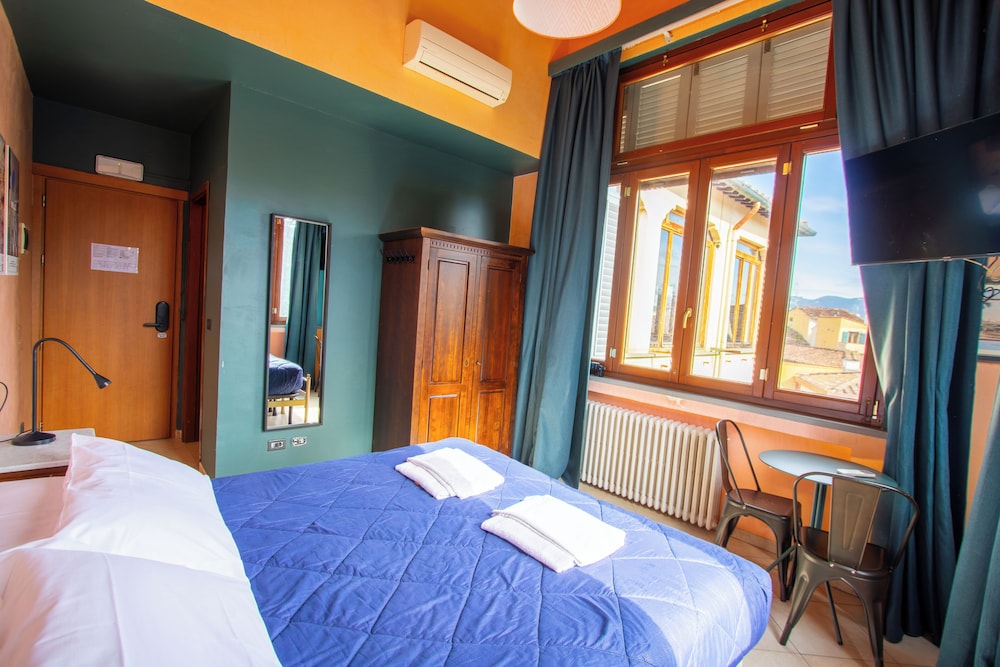 ROOM, DOUBLE OR TWIN BED, BALCONY