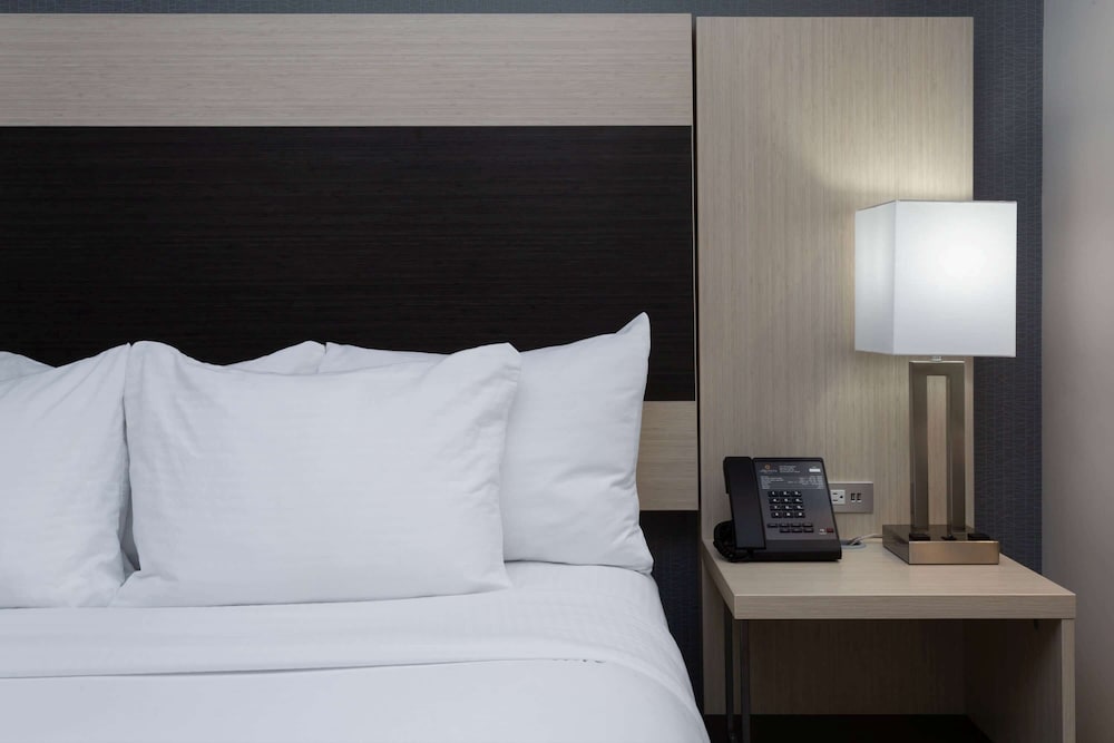 La Quinta Inn & Suites by Wyndham Shorewood 13/40