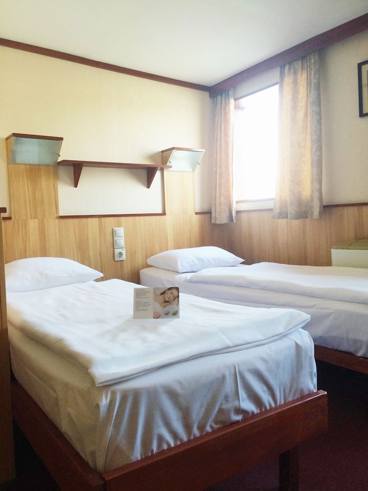 Fortuna Boat Hotel 4/24