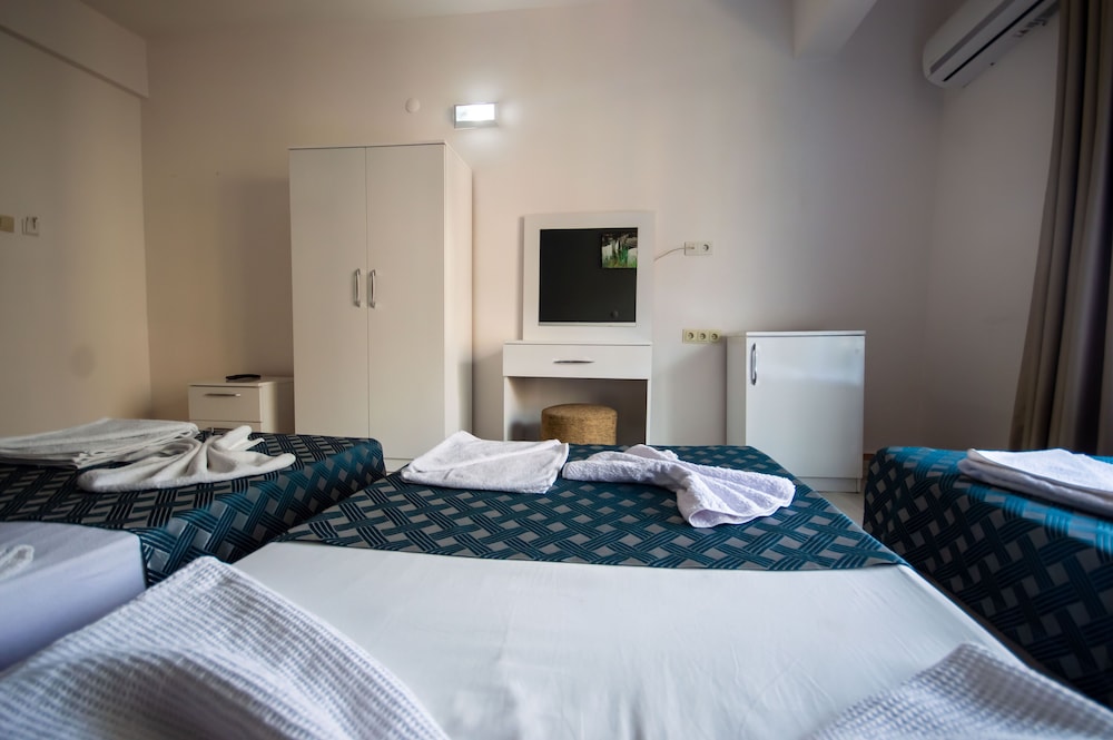Moonbow Beach Hotel 10/50