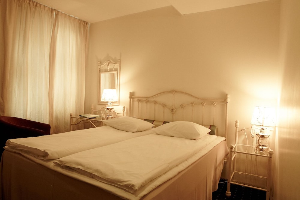 Cru Hotel 11/74