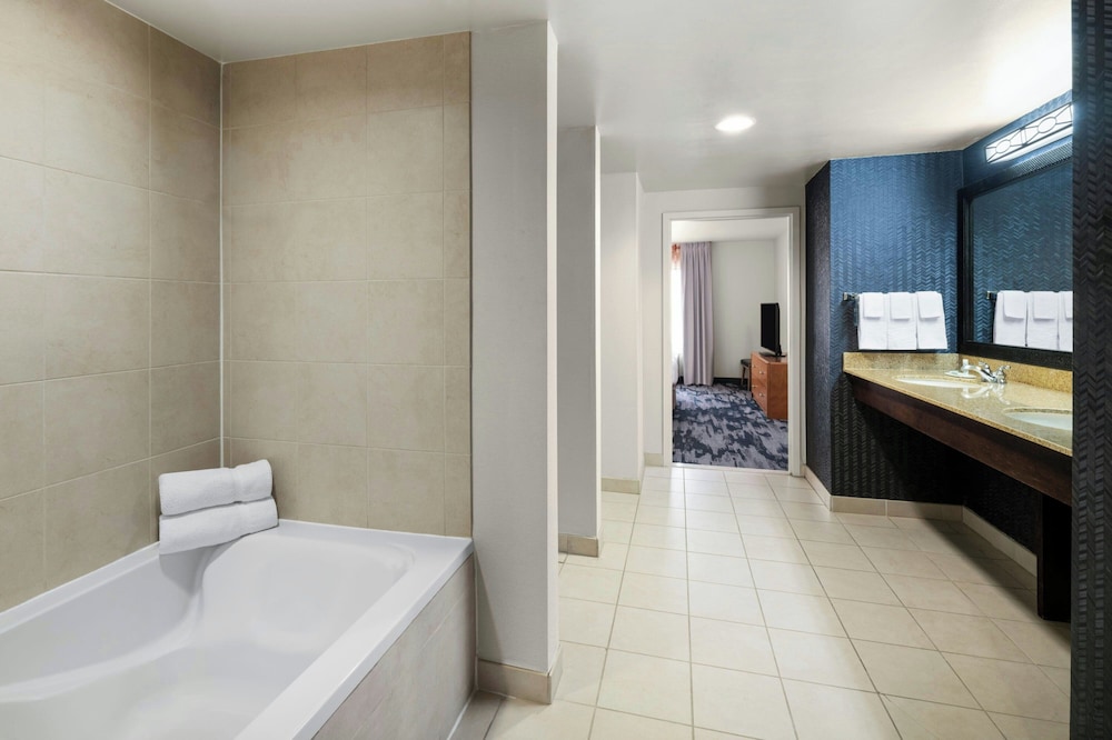 جناح بسرير كينج بغرفة نوم واحدة مع أريكة، Fairfield Inn Suites Denver Aurora Parker 3/3