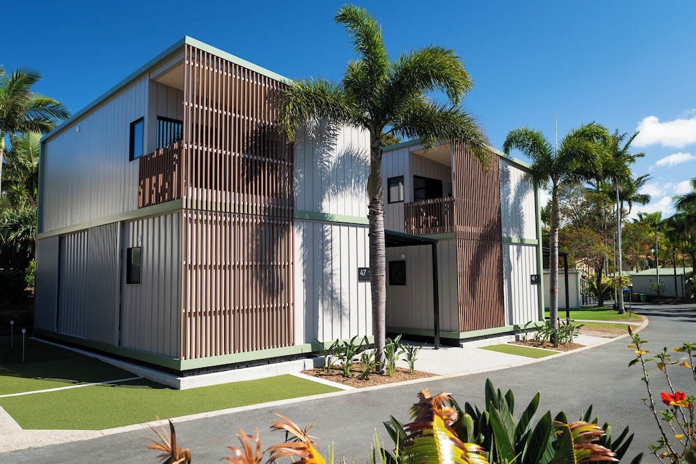 ASHMORE PALMS HOLIDAY VILLAGE 4/78
