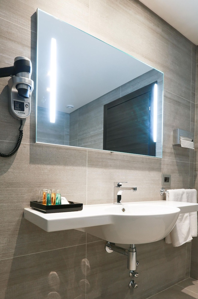 MONTEVERDE HOTEL 33/64