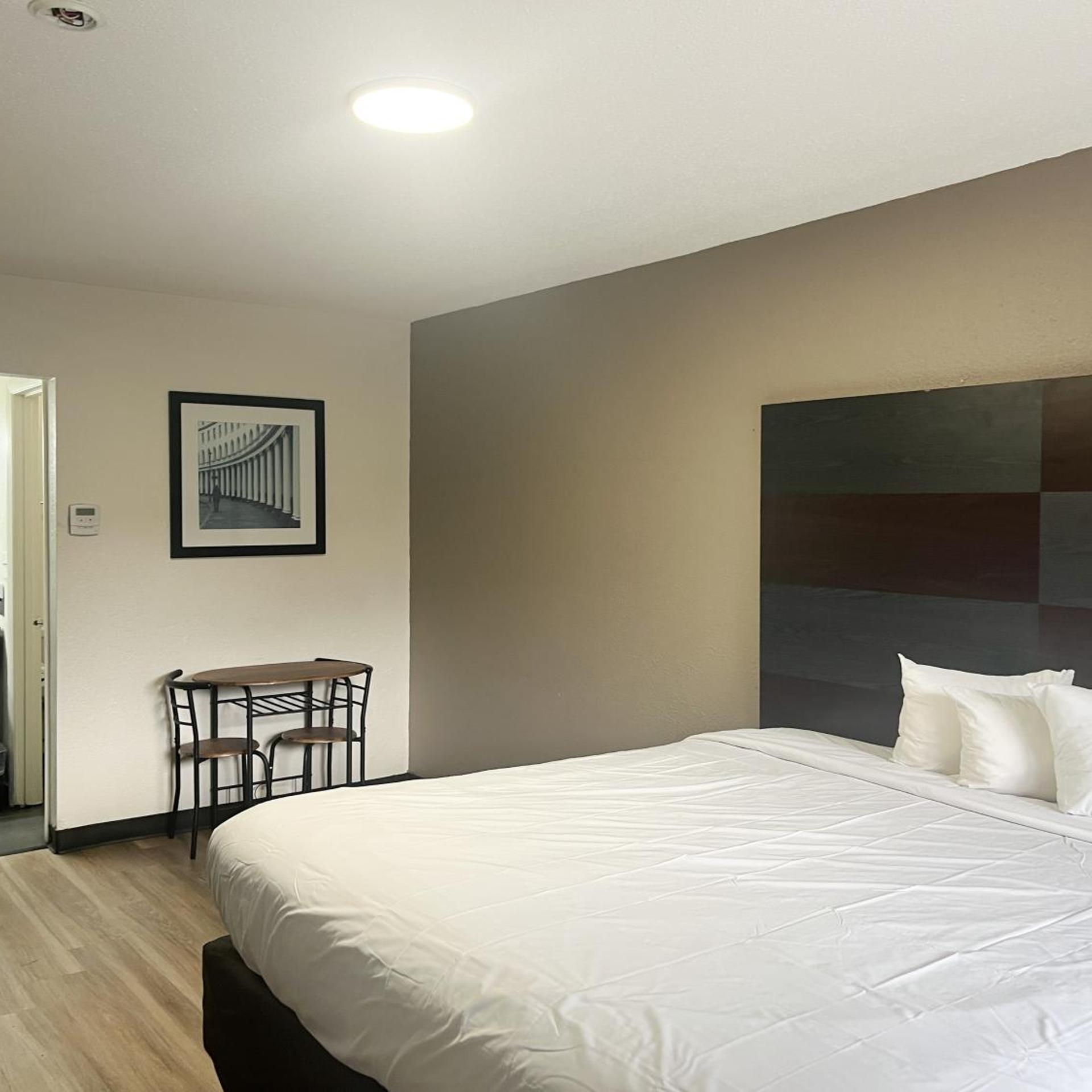 ROOM, KING BED