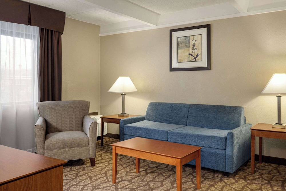 AmericInn by Wyndham Grand Rapids Airport North 37/62