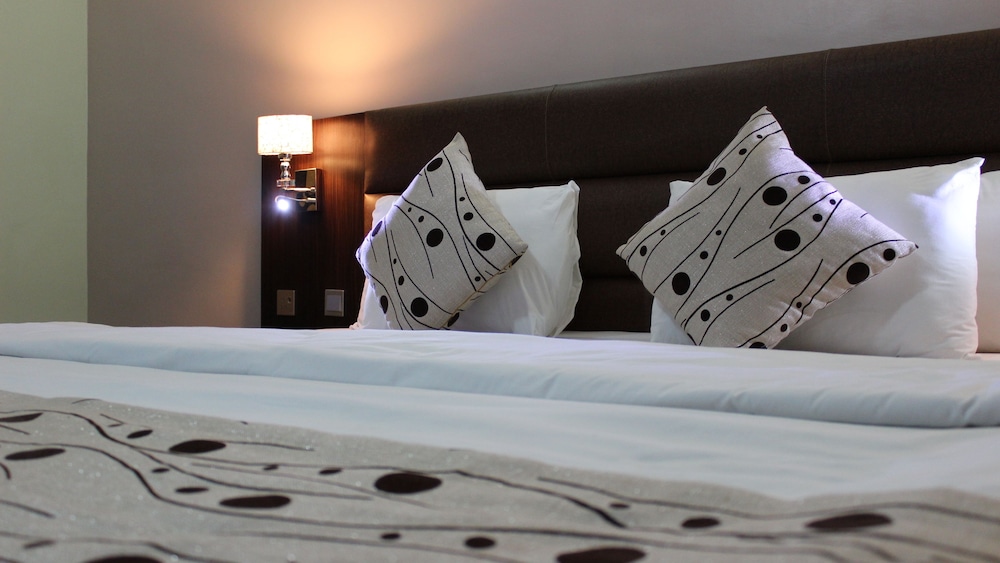 Downtown Royal Hotel 20/50