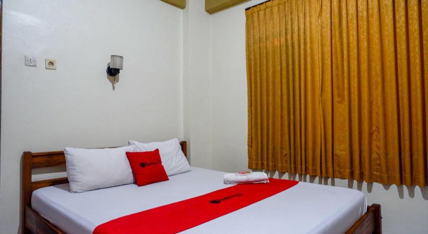 Reddoorz Plus Near Alun Alun Selatan 13/42
