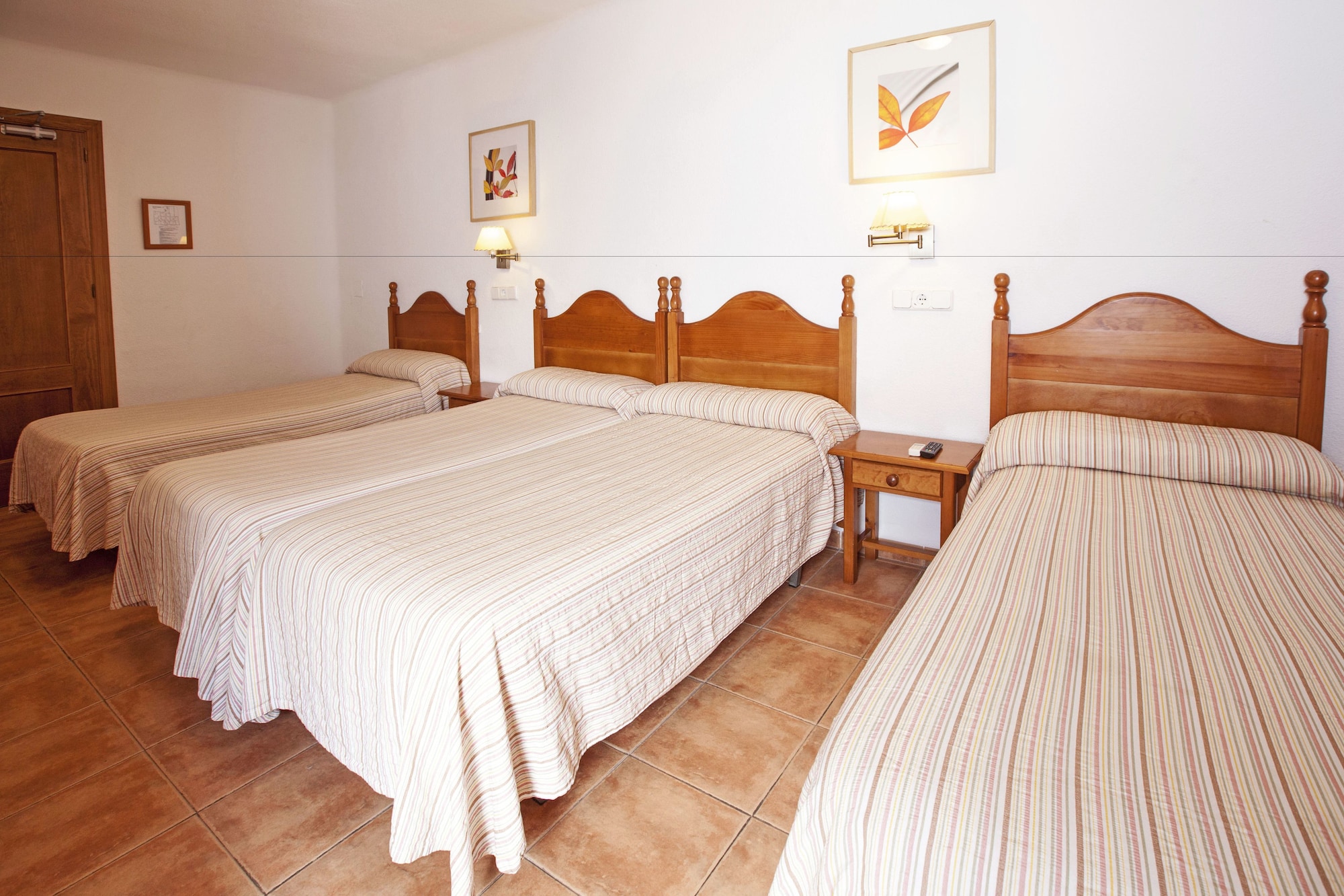ROOM, QUADRUPLE, QUEEN AND TWIN BEDS, PRIVATE BATHROOM