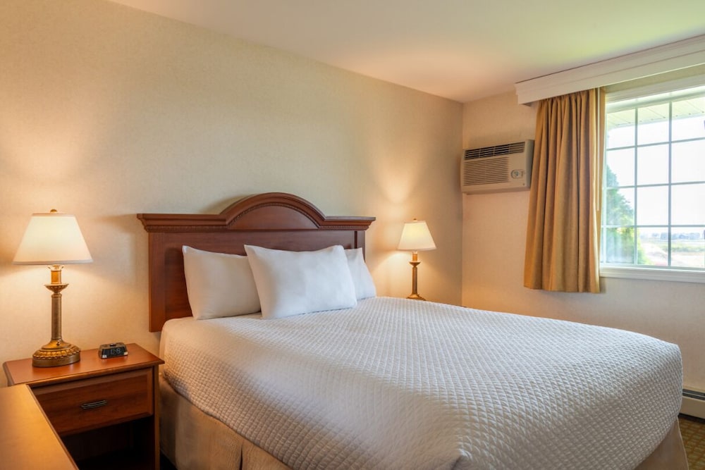 2 Bedrooms, Suite, 2 Queen Beds, Sofa, Balcony, Ogunquit Hotel 8/10