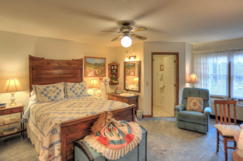 Blue Mountain Mist Country Inn 53/63