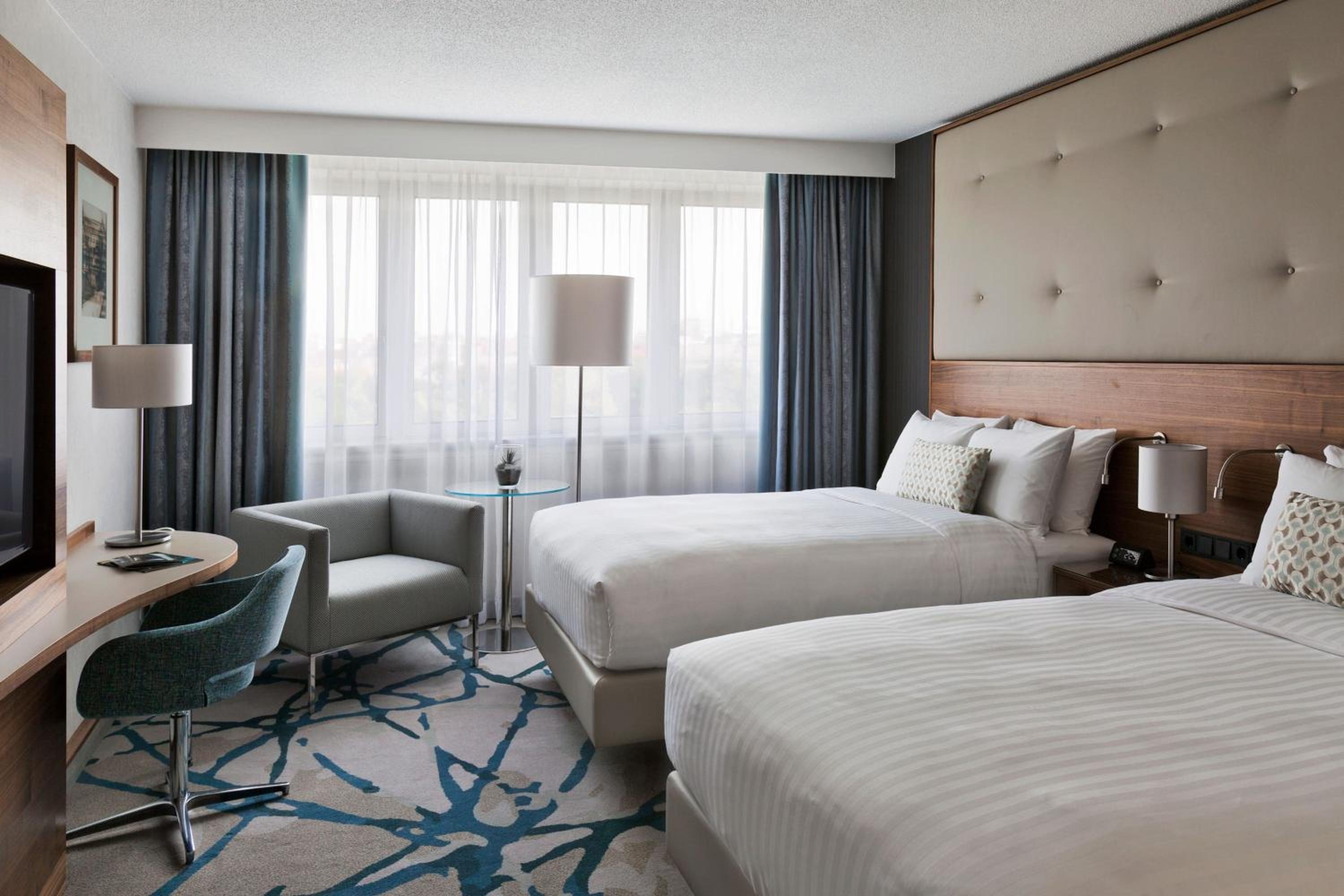 غرفة تنفيذية بسريرين مزدوجين مع دخول صالة النادي، Vienna Marriott Hotel 4/10