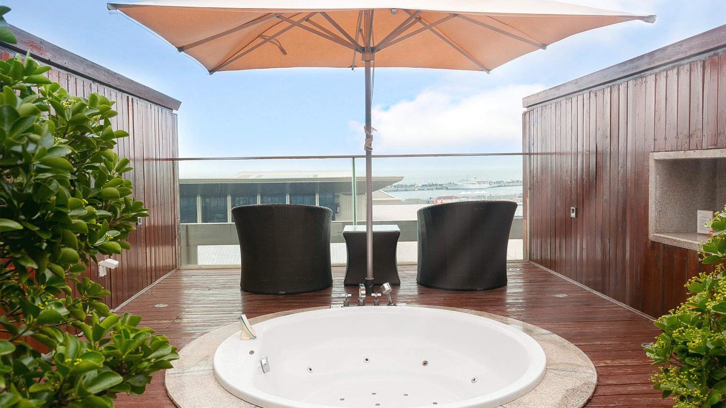 غرفة بريميوم بسرير كينج بإطلالة على البحر بشرفة، INTERCONTINENTAL QINGDAO 7/8