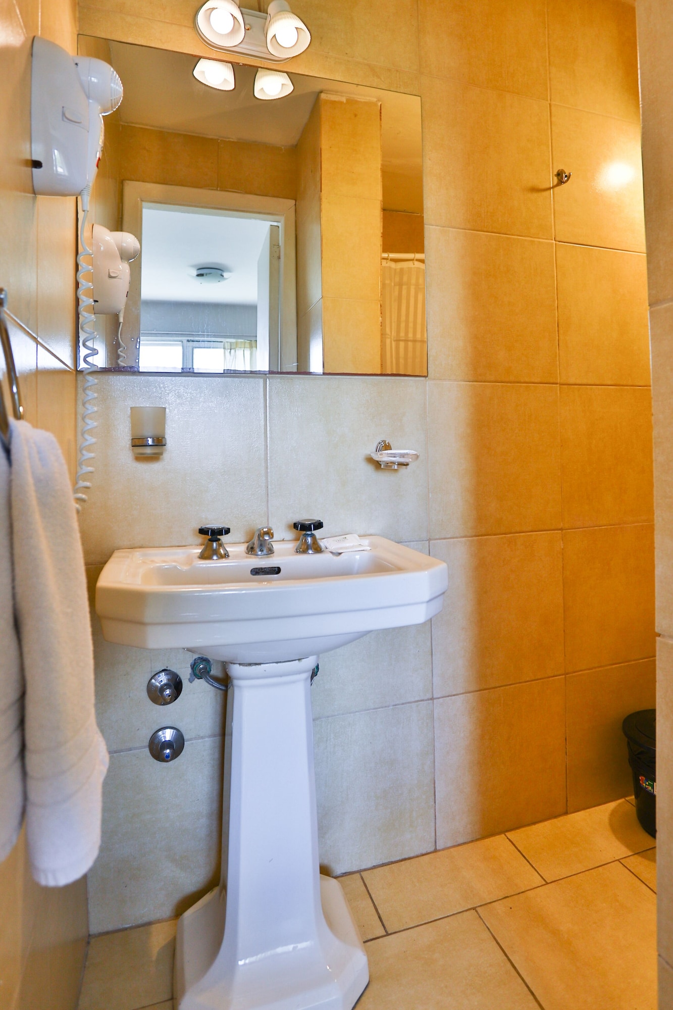 غرفة ثلاثية بسرير كوين وسرير فردي، TIERRA GAUCHA HOSTEL 3 7/7