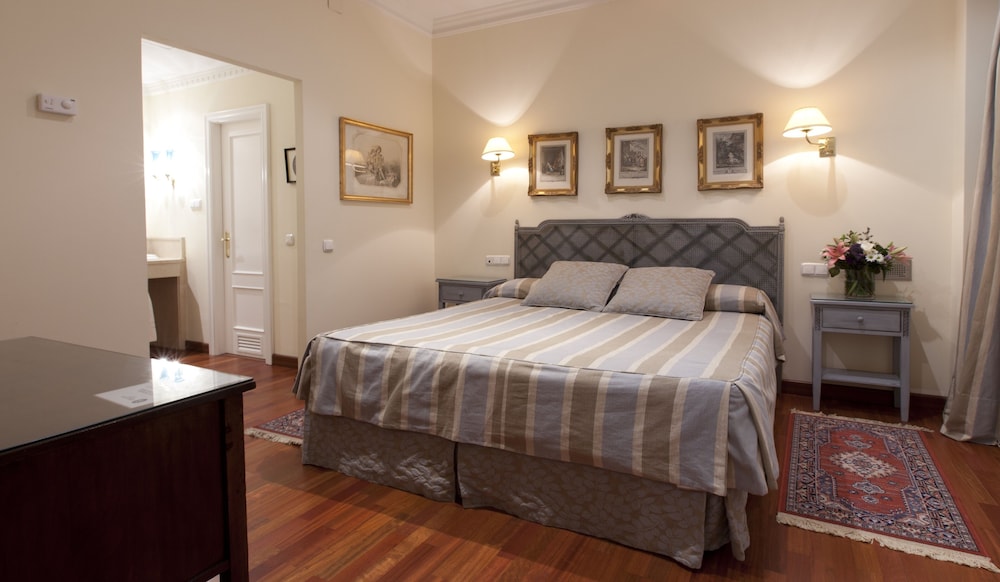 ROOM, SINGLE