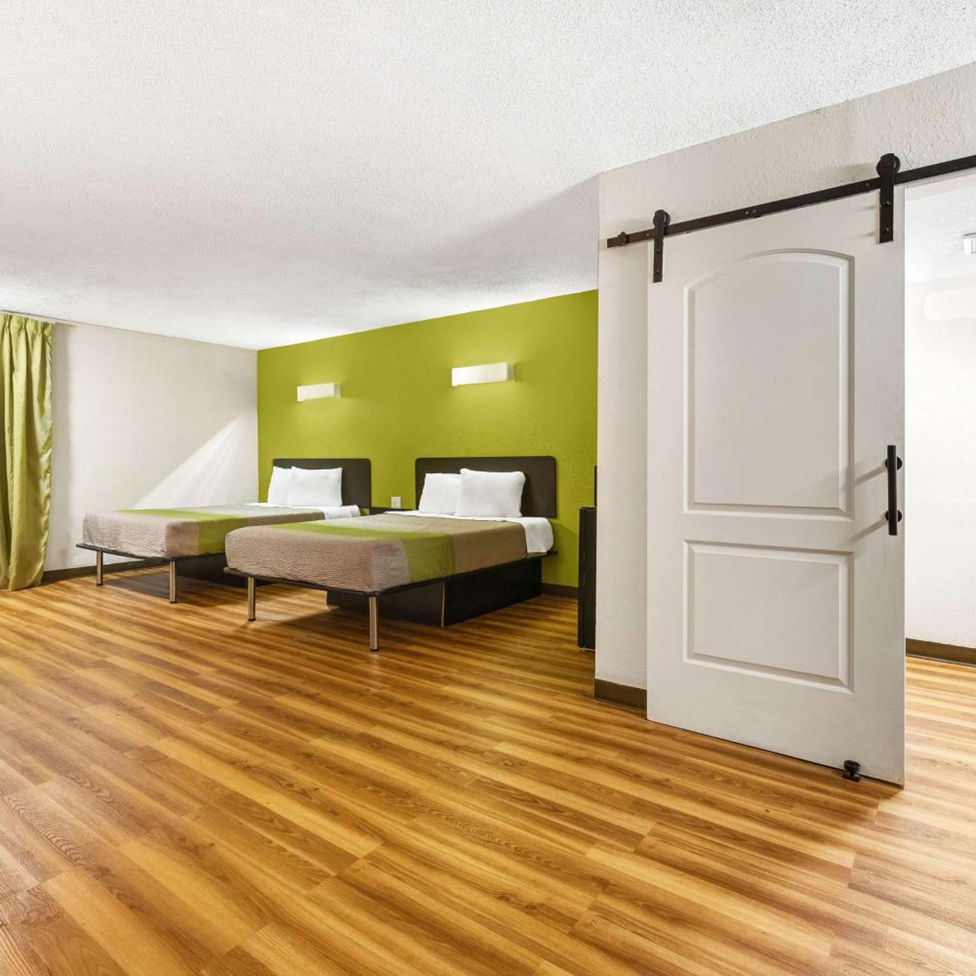 2 Queen Beds - Non-Smoking, Micfridge