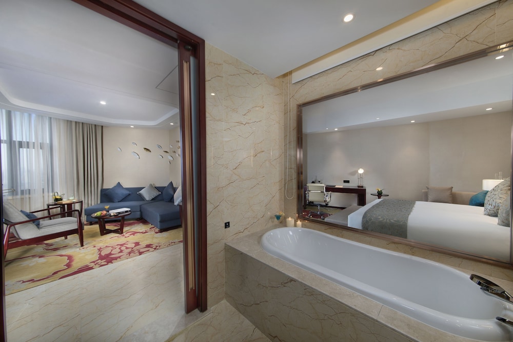 Huayou New Century Grand Hotel 50/50