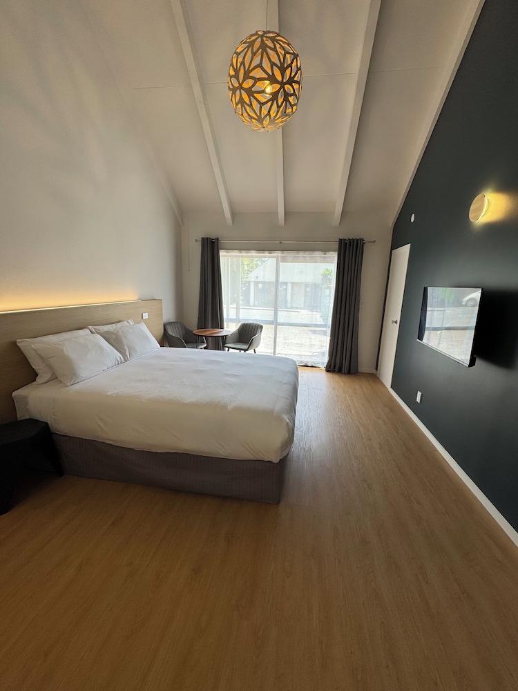 DELUXE, DOUBLE BED