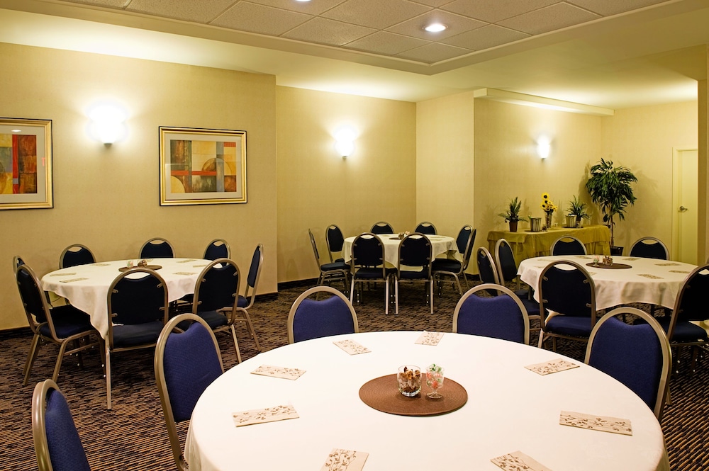 Holiday Inn Express Suites South 57/73