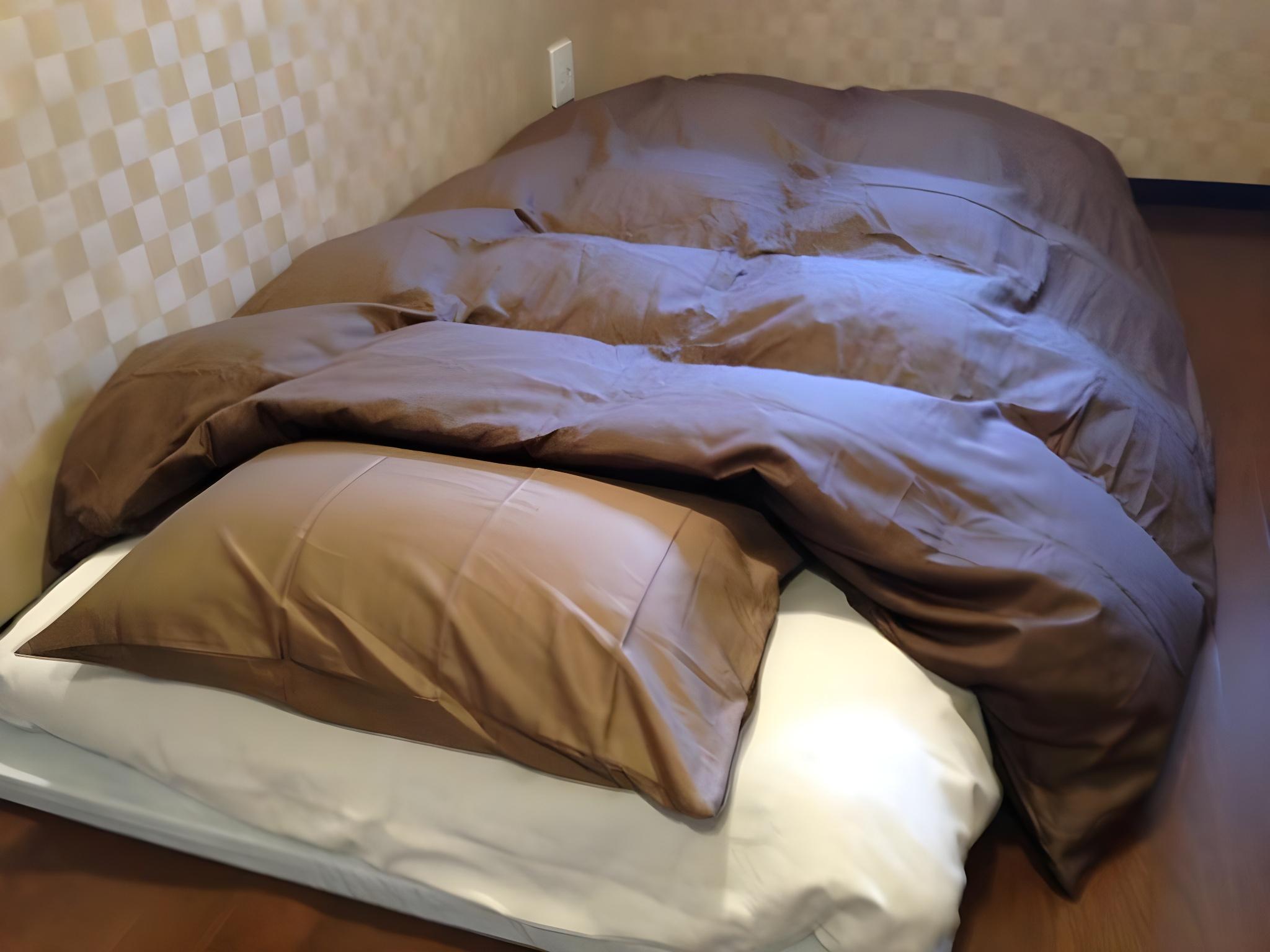 ROOM, SINGLE