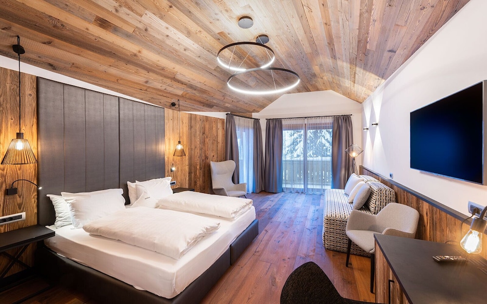 DELUXE, DOUBLE BED