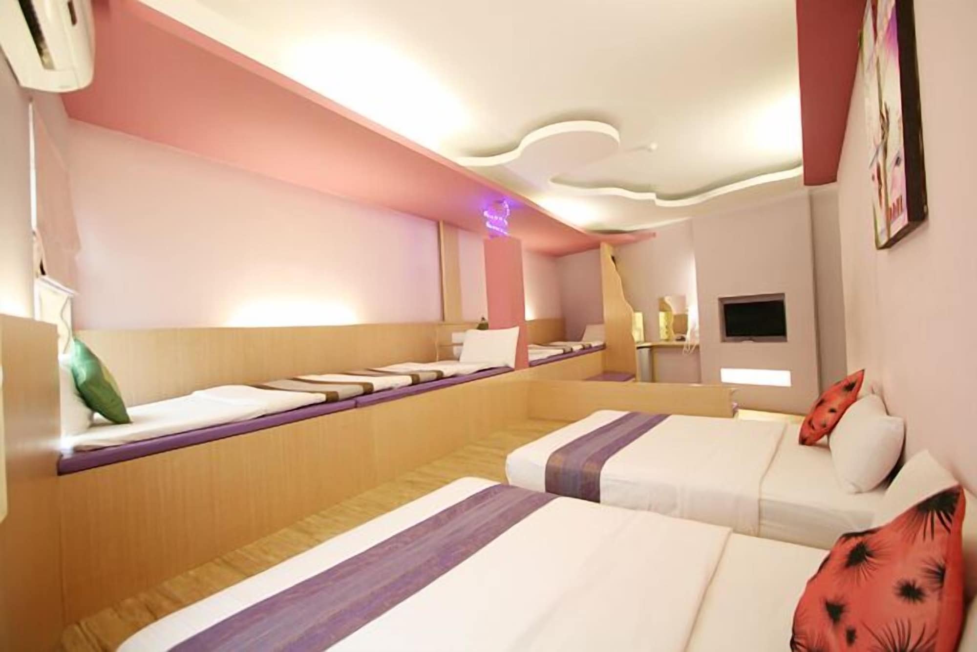 FAMILY, MULTIPLE BEDS