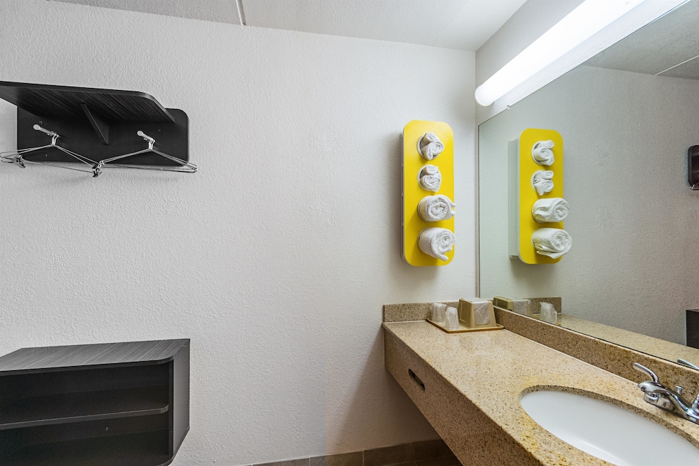 Motel6 Cleveland, TX 40/44