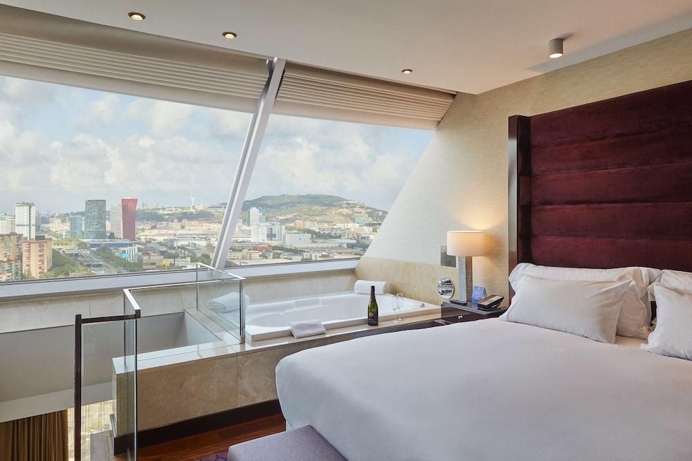 Hyatt Regency Barcelona Tower 26/82
