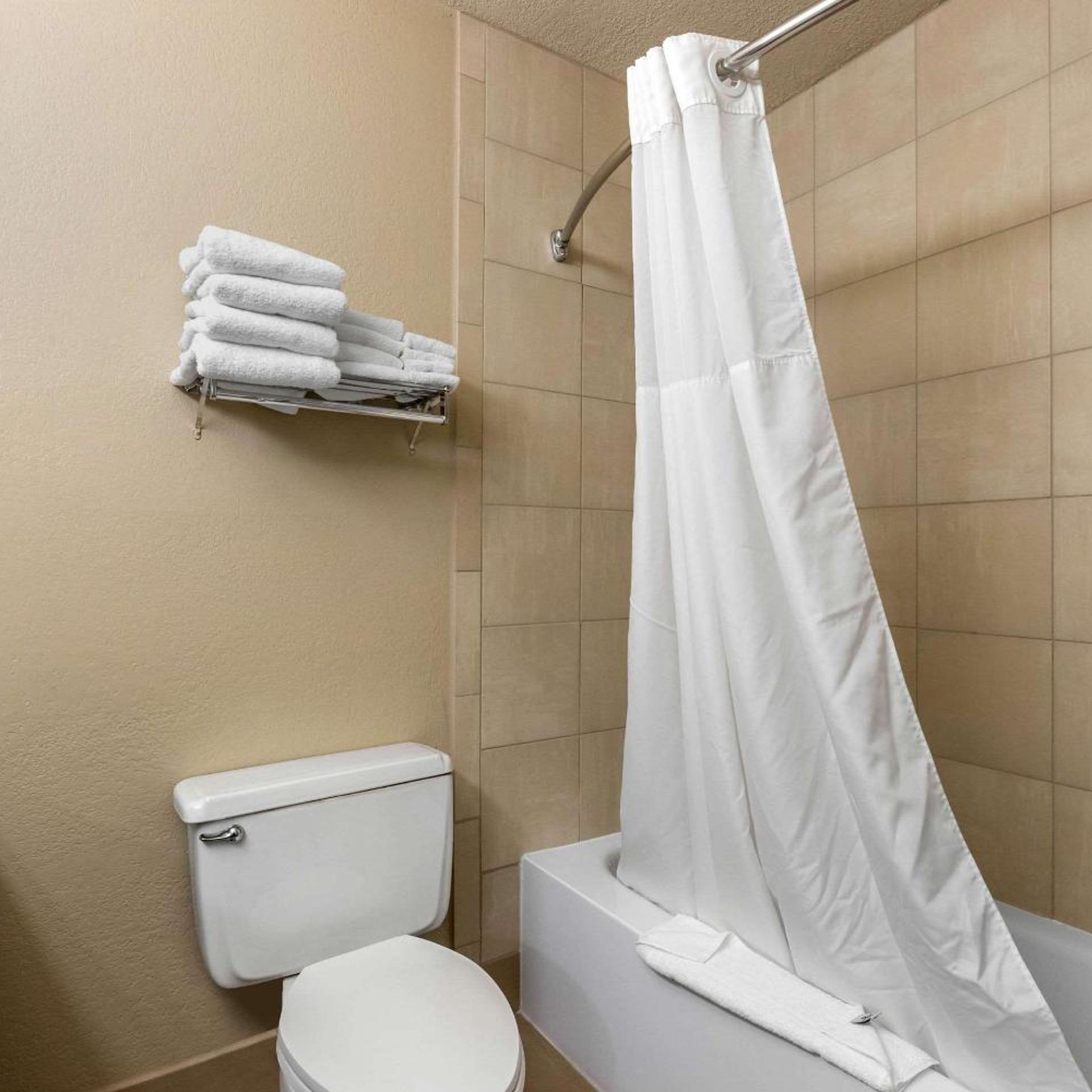 غرفة بسرير كينج وسرير كوين، Quality Inn & Suites Des Moines - Merle Hay Road 4/4
