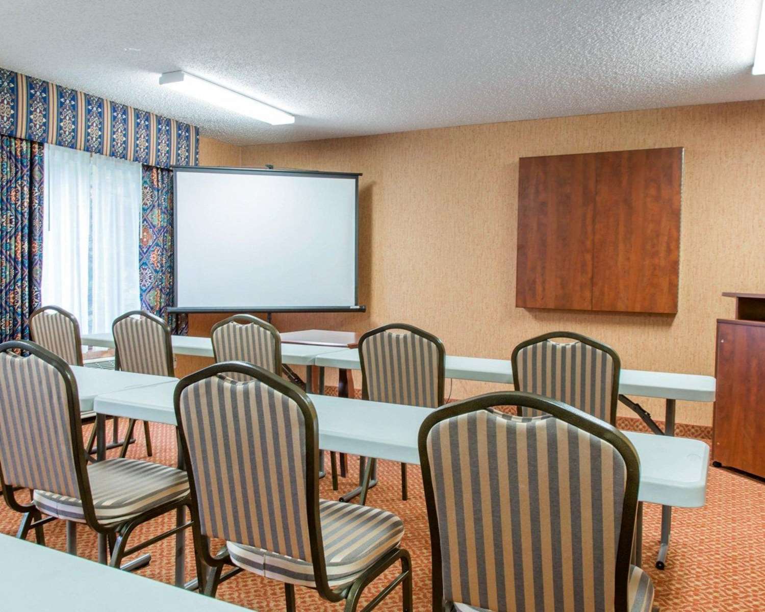 Quality Inn and Suites Meriden, CT 13/14