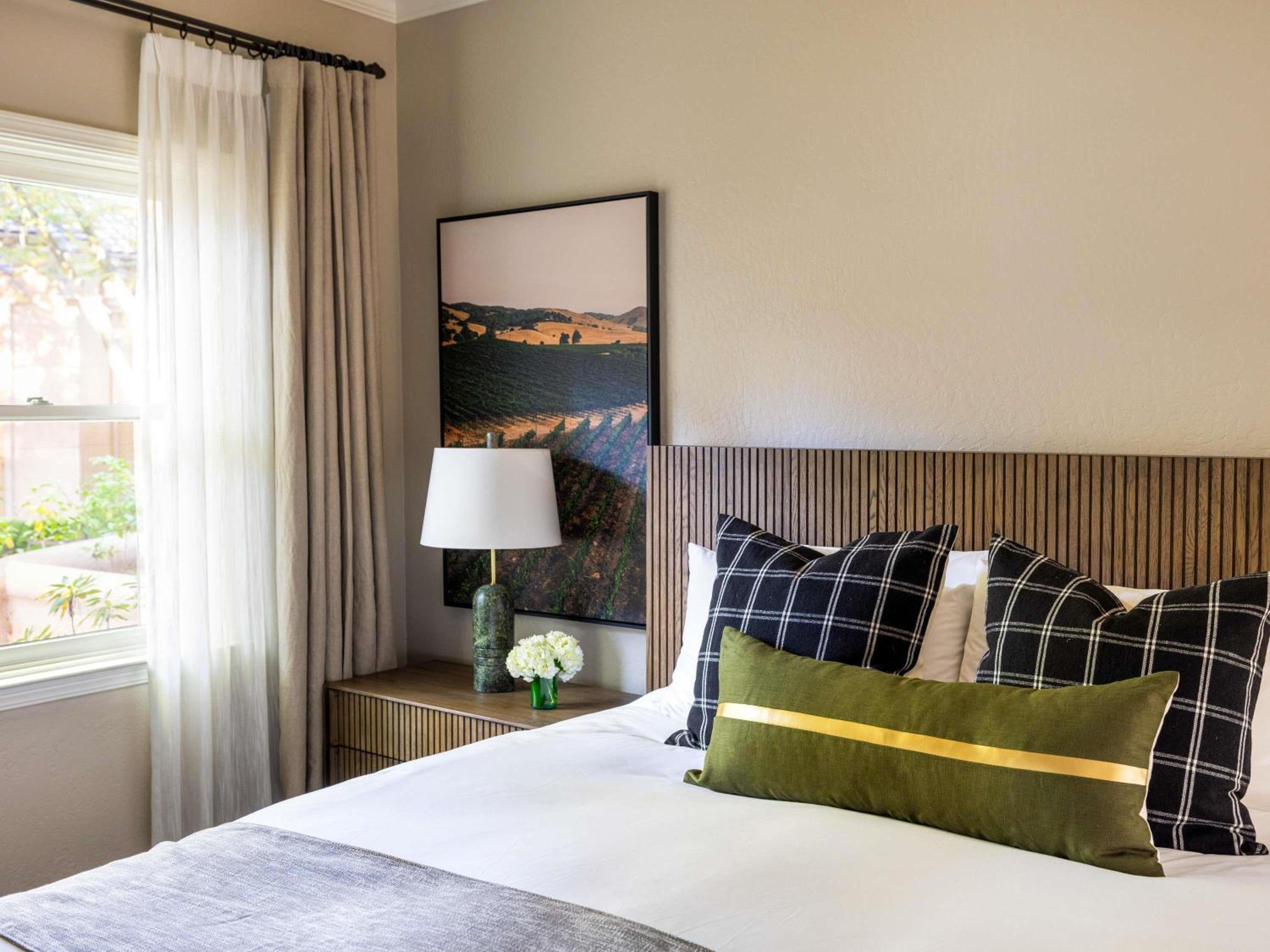 1 Bedroom, Suite, King Bed, Garden View, Sofa, Patio